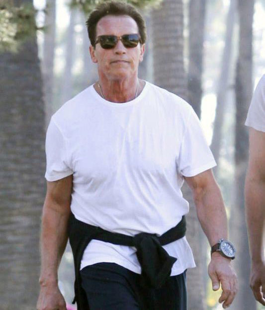 Arnold Schwarzenegger đeo chiếc U-BOAT U-1942